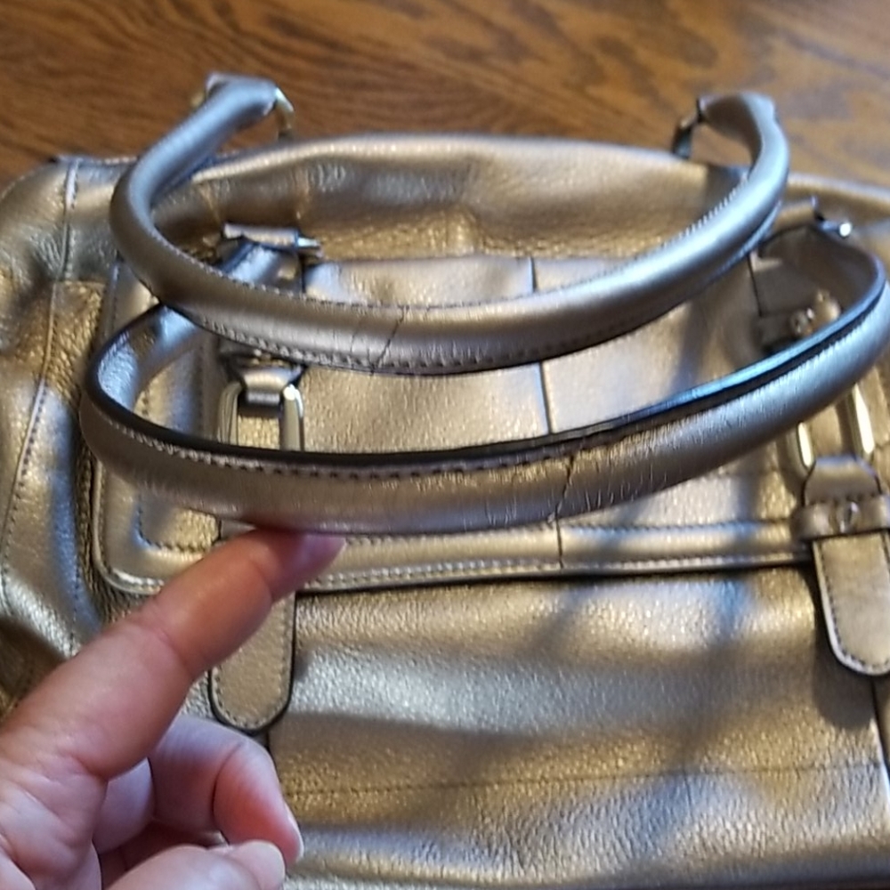 B. Makowsky gold purse. - Picture 11 of 15